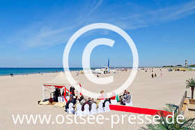 Heiraten mit Meerblick: Hochzeitszeremonie am Strand
(mehr zu romantischen Hochzeitslocations an der Ostsee)