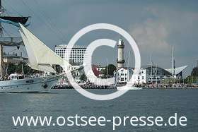Segelschiff Greif im Seekanal vor den Wahrzeichen Leuchtturm und Teepott in Warnemünde