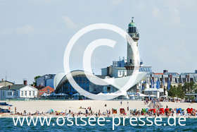 Der Leuchtturm und der Teepott bestimmen das Bild die Warnemünder Silhouette vom Strand und vom Wasser aus