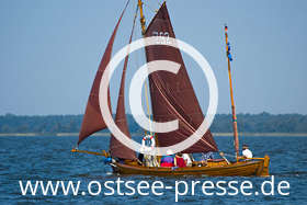 Ein typisches Bild für die Region: die rotbraunen Segel eines traditionellen Zeesbootes auf dem Bodden