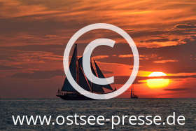 Romantische Abendausfahrt der Großsegler  
(mehr zu maritimen Highlights an der Ostsee auf www.ostsee.de/veranstaltungen)