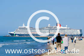 Schaulustige genießen den Blick auf das Schiff vom Strand aus
Rund 330 Mal im Jahr legen Kreuzfahrtschiffe in Häfen der deutschen Ostseeküste an . 
(mehr zu Kreuzfahrtschiffen auf der Ostsee auf www.ostsee.de/kreuzfahrt.php)