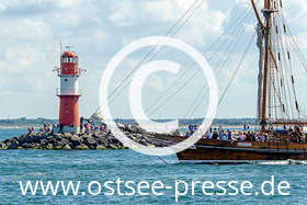 Das Segelschiff Amphitrite passiert das Molenfeuer der Warnemünder Ostmole.