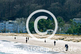 Strandspaziergang im Frühjahr auf Rügen, vorbei am Binzer Rettungsturm