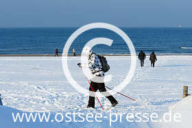 Ostsee Pressebild: Skiläufer am Strand - Winter an der Ostsee