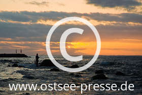 Ostsee Pressebild: Angler im Sonnenuntergang