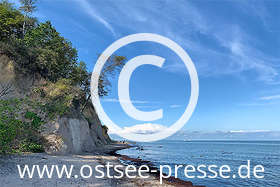 Strandspaziergang am urigen Naturstrand - Wind und Wellen nagen deutlich sichtbar an der Küstenlinie zwischen Warnemünde und Nienhagen