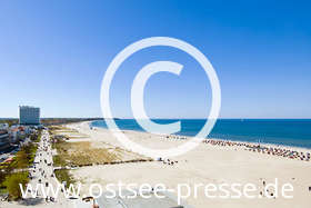 Blick vom Leuchtturm auf den breiten, weißen Strand