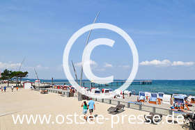 Niendorfer Promenade mit Blick auf die Seebrücke