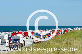 Sommer an der Ostsee: Der Strand lockt zum Sonnenbaden im Strandkorb, Drachensteigen lassen, baden gehen...