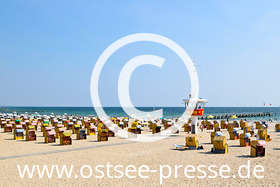 Vormittags sind am Strand noch viele Strandkörbe frei