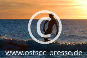 Surfer im Sonnenuntergang