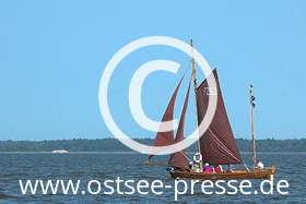 Zeesboot auf dem Bodden zwischen Festland und der Halbinsel Fischland-Darß-Zingst